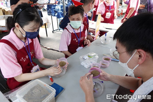 ▲伊甸基金會「無障礙生活節」4日在台南水交社文化園區登場，吸引民眾熱情參與。（記者林東良翻攝，下同）