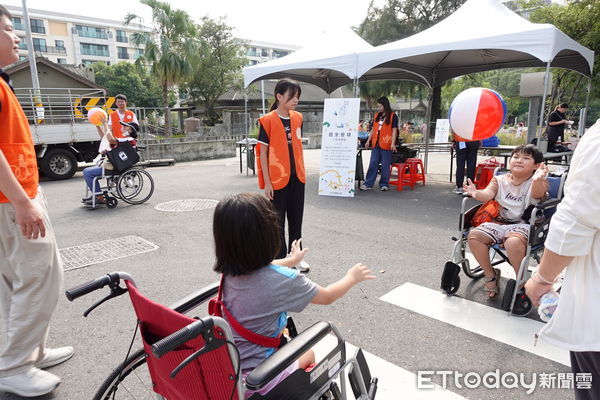 ▲伊甸基金會「無障礙生活節」4日在台南水交社文化園區登場，吸引民眾熱情參與。（記者林東良翻攝，下同）
