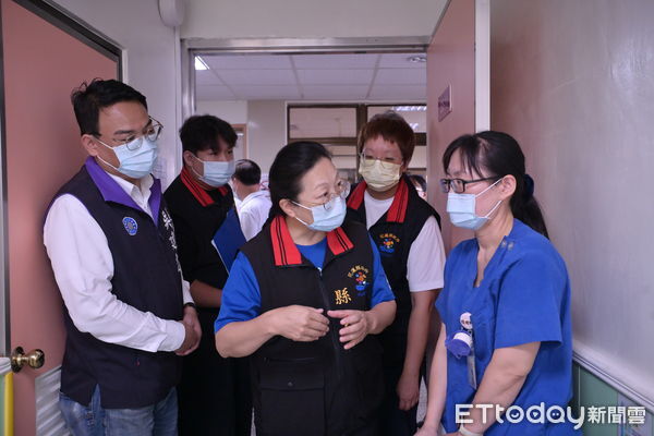 ▲▼花蓮縣長徐榛蔚前往花蓮慈濟醫院、門諾醫院等，探視25位因馬太鞍溪堰塞湖潰壩受災住院的鄉親。（圖／花蓮縣政府提供，下同）