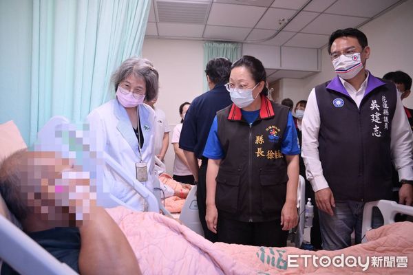 ▲▼花蓮縣長徐榛蔚前往花蓮慈濟醫院、門諾醫院等，探視25位因馬太鞍溪堰塞湖潰壩受災住院的鄉親。（圖／花蓮縣政府提供，下同）