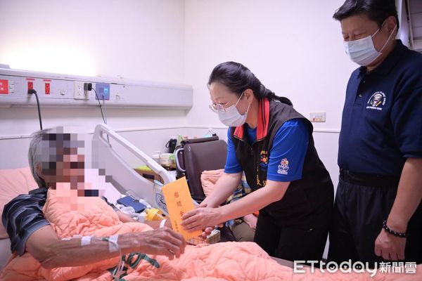 ▲▼花蓮縣長徐榛蔚前往花蓮慈濟醫院、門諾醫院等，探視25位因馬太鞍溪堰塞湖潰壩受災住院的鄉親。（圖／花蓮縣政府提供，下同）