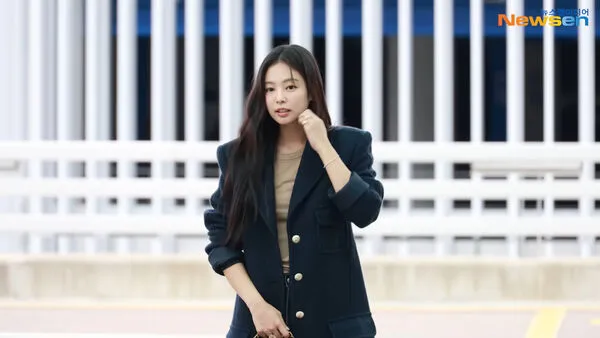 ▲▼Jennie、Kai、V罕見同時現身機場！齊出發飛往法國　現場互動曝光。（圖／翻攝自Newsen Youtube）