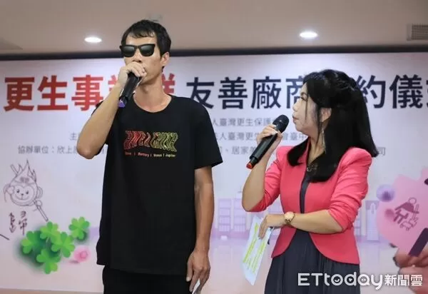 ▲▼更保台中分會幫助更生人阿道（化名），在出監後安排他到洗車場工作。（圖／臺灣更生保護會提供）