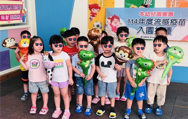 ▲衛生局推超萌氣球棒幼童流感疫苗接種率提高。（圖／彰化縣衛生局提供）