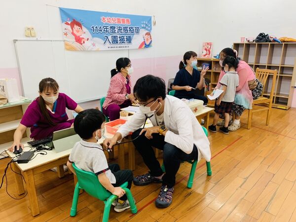 ▲衛生局推超萌氣球棒幼童流感疫苗接種率提高。（圖／彰化縣衛生局提供）