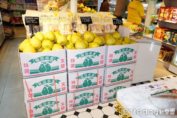 ▲台南市長黃偉哲親赴新加坡超市推廣台南文旦，現場掀起購買熱潮。（記者林東良翻攝，下同）