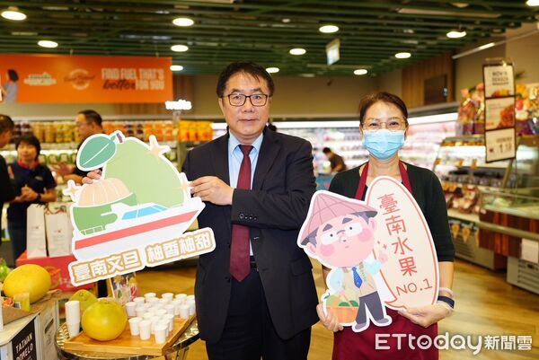 ▲台南市長黃偉哲親赴新加坡超市推廣台南文旦，現場掀起購買熱潮。（記者林東良翻攝，下同）