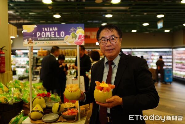 ▲台南市長黃偉哲親赴新加坡超市推廣台南文旦，現場掀起購買熱潮。（記者林東良翻攝，下同）