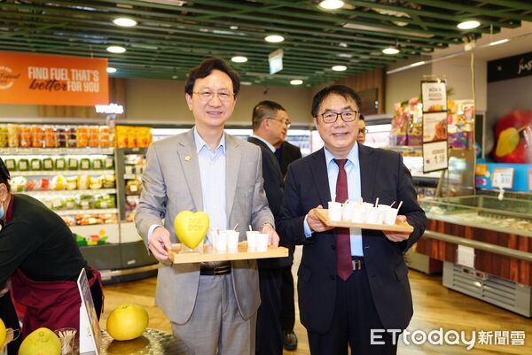 ▲台南市長黃偉哲親赴新加坡超市推廣台南文旦，現場掀起購買熱潮。（記者林東良翻攝，下同）