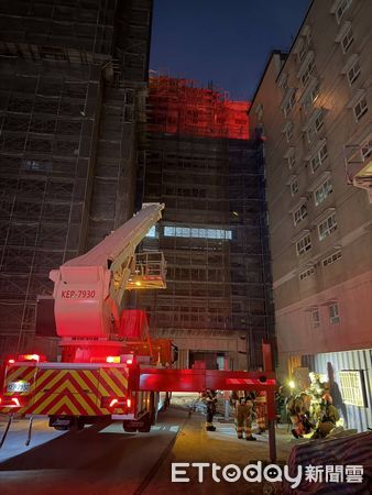 ▲▼屏東基督教醫院工地突發頂樓火警。（圖／記者陳崑福翻攝）