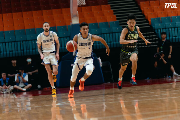 ▲夢想家張宗憲、霍爾曼、高柏鎧，攻城獅高國豪、李啟瑋。（圖／TPBL職籃提供）