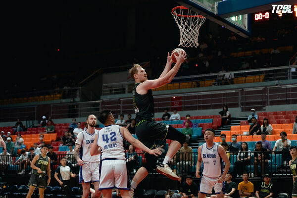 ▲夢想家張宗憲、霍爾曼、高柏鎧，攻城獅高國豪、李啟瑋。（圖／TPBL職籃提供）