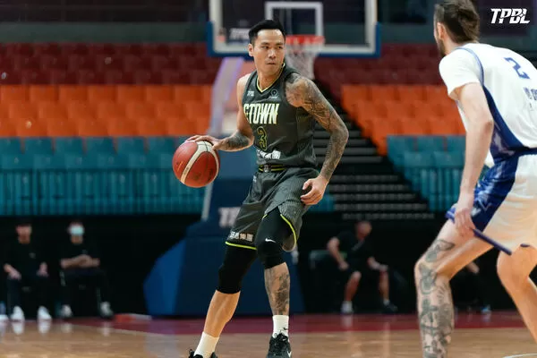 ▲夢想家張宗憲、霍爾曼、高柏鎧，攻城獅高國豪、李啟瑋。（圖／TPBL職籃提供）