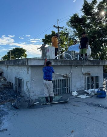 ▲▼災區屍臭撲鼻卻遍尋不著，貓王哥「筊杯溝通」指稱：屋下埋有人。（圖／翻攝自Facebook／蕭語富）