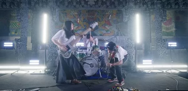 ▲共振效應的吉他手馮羿，曾在12歲時被封為「台灣烏克麗麗神童」，更曾登上美國超級節目《艾倫秀》（Ellen Show）。（圖／《樂團祭》提供）