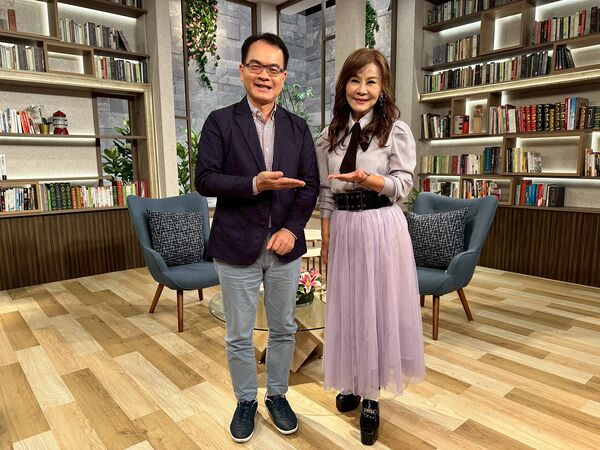 ▲龍千玉(右)接受鄭弘儀訪問。（圖／三立提供）