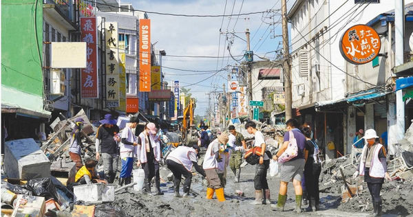 「鏟子超人」救災清淤。（圖／報系資料照）