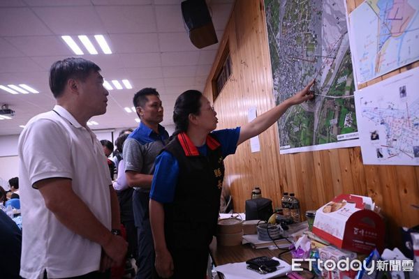 ▲前台北市長郝龍斌前往花蓮光復鄉前進指揮所關切救災進度並捐贈60萬元助災後重建。（圖／花蓮縣政府提供，下同）