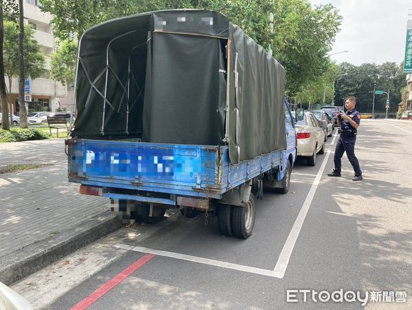 ▲▼台中警方強力拖吊霸佔車位的無牌車。（圖／警方提供，下同）