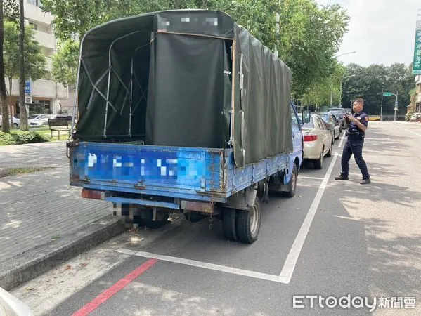 ▲▼台中警方強力拖吊霸佔車位的無牌車。（圖／警方提供，下同）