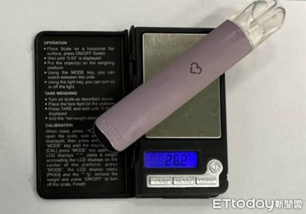 ▲內湖警方逮捕涉嫌酒駕毒駕的陳男。（圖／記者張君豪翻攝）