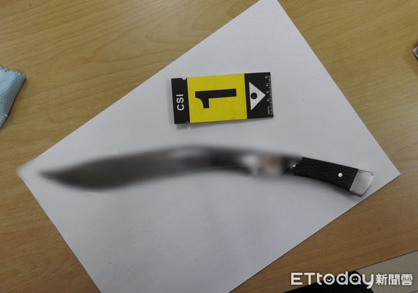 ▲▼警方查扣許男犯案用小型開山刀，社區住戶合力壓制許男，警方依殺人未遂將許男移送偵辦             。（圖／記者陳以昇翻攝）