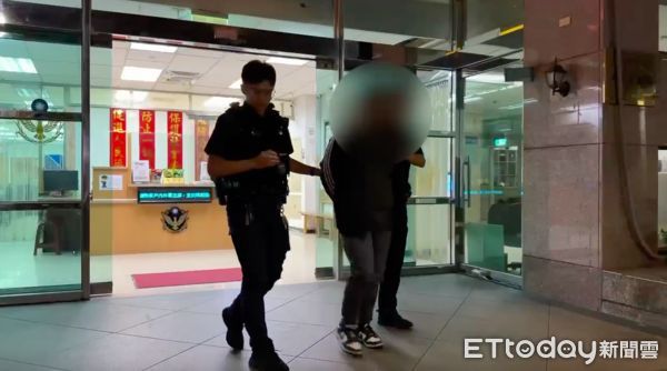 ▲▼警方查扣許男犯案用小型開山刀，社區住戶合力壓制許男，警方依殺人未遂將許男移送偵辦             。（圖／記者陳以昇翻攝）