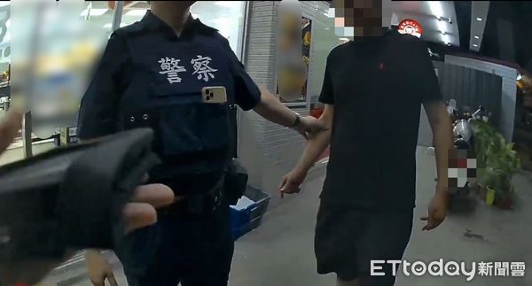 ▲▼黑衣男超商買菸，不滿被店員要求看證件。（圖／記者許宥孺翻攝）