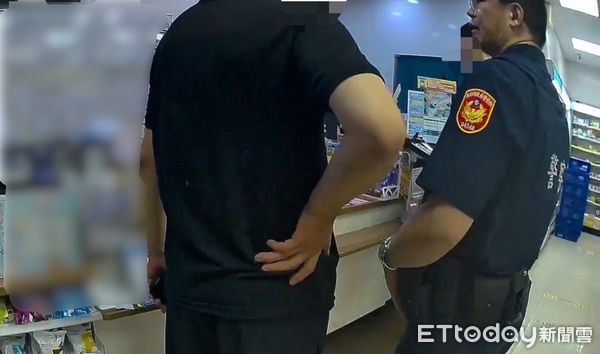▲▼黑衣男超商買菸，不滿被店員要求看證件。（圖／記者許宥孺翻攝）