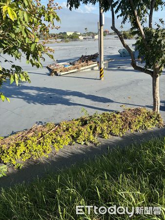 ▲▼陳阿伯被安置在收容中心，天天徒步回家看家園，但房子仍被埋在泥沙之中。（圖／陳智森提供）