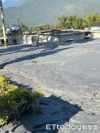 ▲▼陳阿伯被安置在收容中心，天天徒步回家看家園，但房子仍被埋在泥沙之中。（圖／陳智森提供）