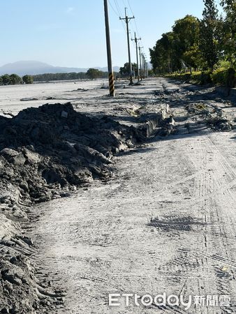 ▲▼陳阿伯被安置在收容中心，天天徒步回家看家園，但房子仍被埋在泥沙之中。（圖／陳智森提供）