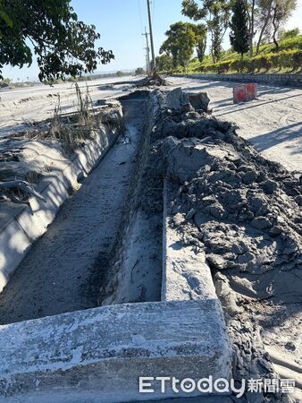 ▲▼陳阿伯被安置在收容中心，天天徒步回家看家園，但房子仍被埋在泥沙之中。（圖／陳智森提供）