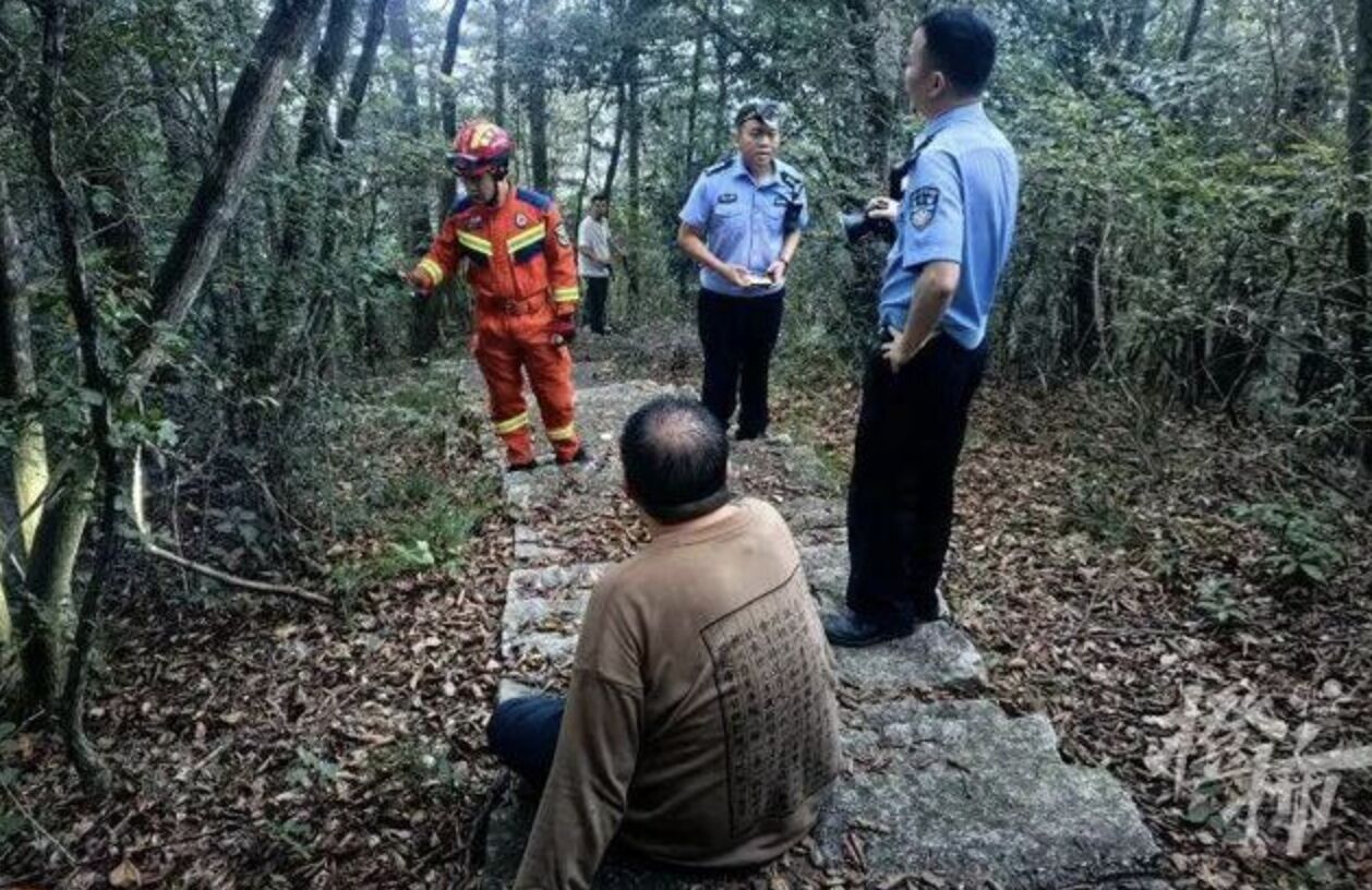 ▲陸百公斤壯漢爬山腳軟受困。（圖／翻攝都市快報）