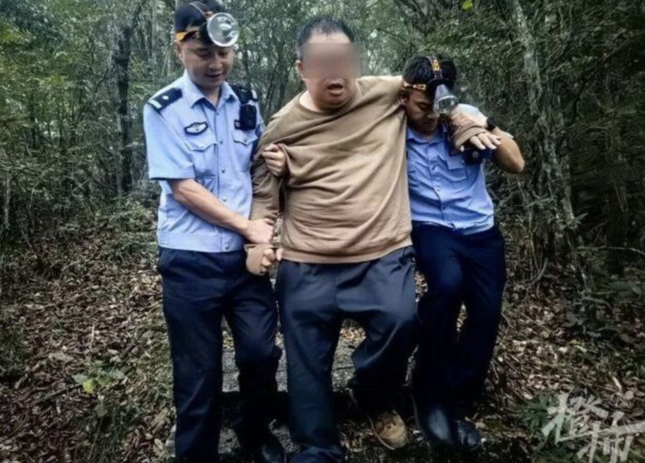 ▲陸百公斤壯漢爬山腳軟受困。（圖／翻攝都市快報）