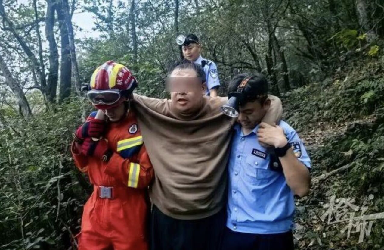 ▲陸百公斤壯漢爬山腳軟受困。（圖／翻攝都市快報）