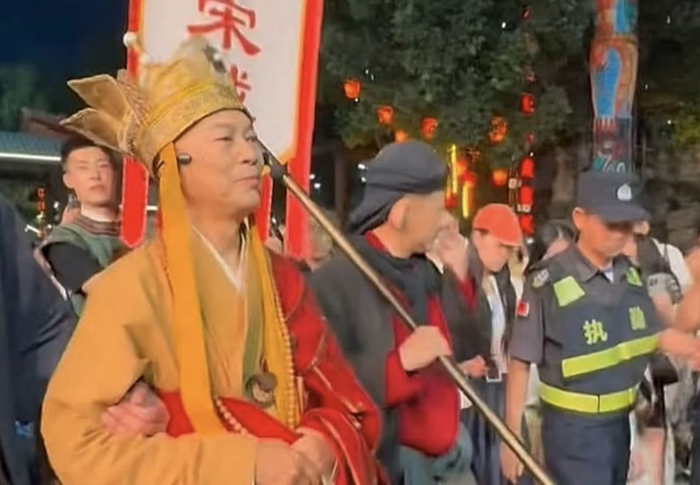 ▲「最囉唆唐僧」羅家英現身杭州宋城景區與遊客互動。（圖／翻攝都市快報）