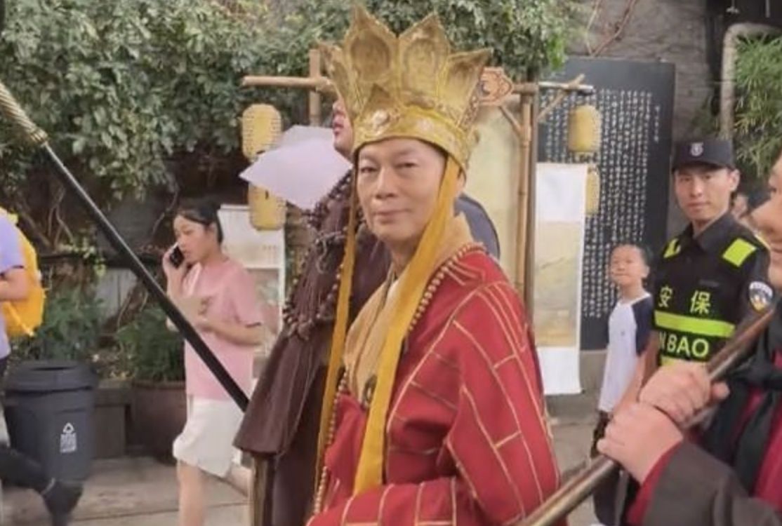 ▲「最囉唆唐僧」羅家英現身杭州宋城景區與遊客互動。（圖／翻攝都市快報）