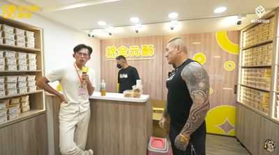 蛋捲店開張!黃國昌買6盒讚:有開發票 館長「秒怪民進黨」
