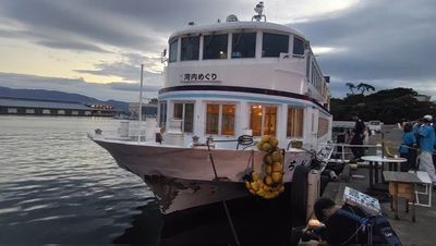 日本觀光船靠岸「失控撞碼頭」！釀10傷　船頭破洞恐怖畫面曝