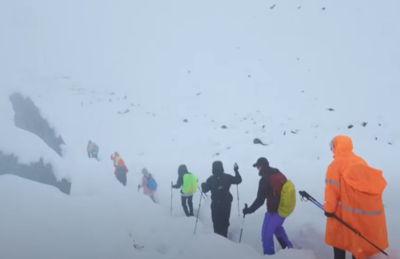 聖母峰暴雪突襲！上千登山客受困　350人獲救、200人待援
