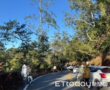 快訊/南投台14甲小客車自撞!180度翻覆躺路中 4人受傷送醫