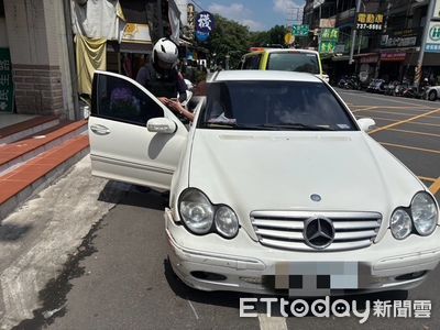 70歲賓士翁腳抽筋摔倒車邊　內埔暖警即刻扶助通報救護