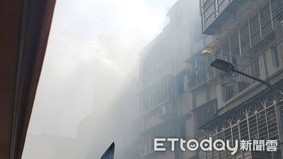 快訊/景美女中附近火警!公寓竄出恐怖濃煙 居民衝出門暫避