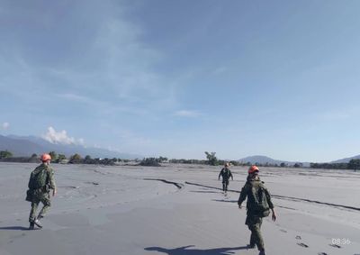 陸軍特戰隊衝災區深處　徒步找罹難者「想帶祢回家」！逼哭12萬人