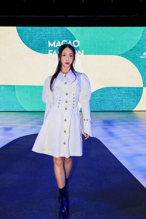 ▲演員鍾亞翰、啦啦隊女神君白登上國際時尚舞台。（圖／嘉樂娛樂工作室提供）