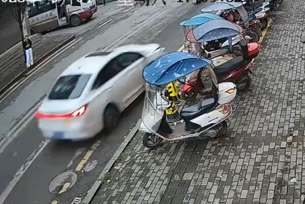 ▲▼陸大媽「開車撞人群」5死8傷。（圖／翻攝微博）