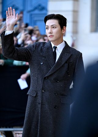 ▲池昌旭遭強吻。（圖／翻攝自微博）