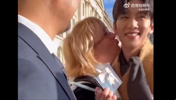 ▲池昌旭遭強吻。（圖／翻攝自微博）