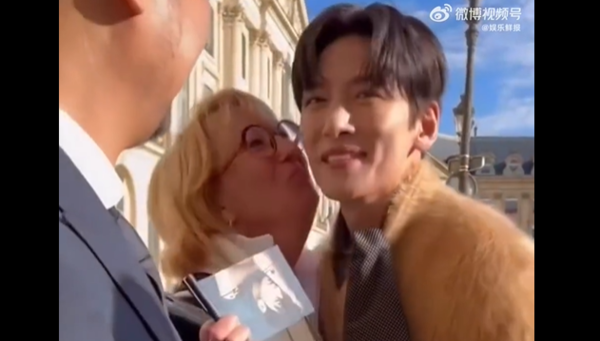 ▲池昌旭遭強吻。（圖／翻攝自微博）